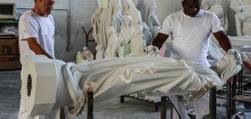 We create and restore statues and liturgical accessories